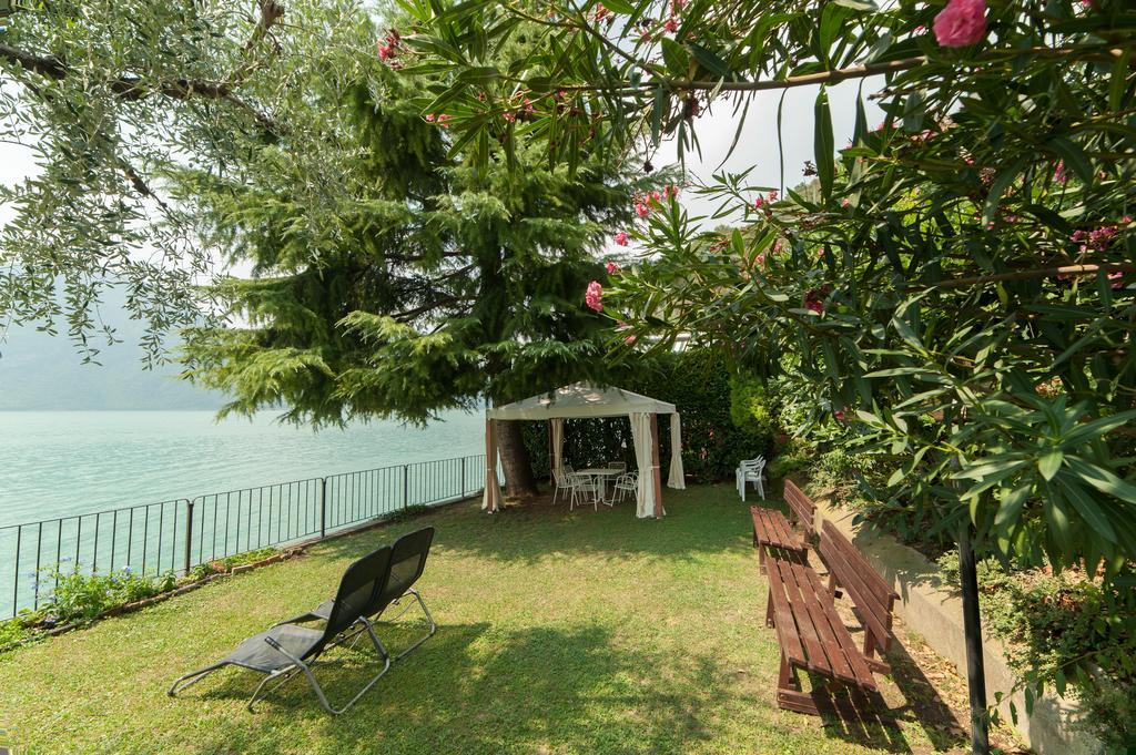 The Pier On The Lake 마로네 외부 사진
